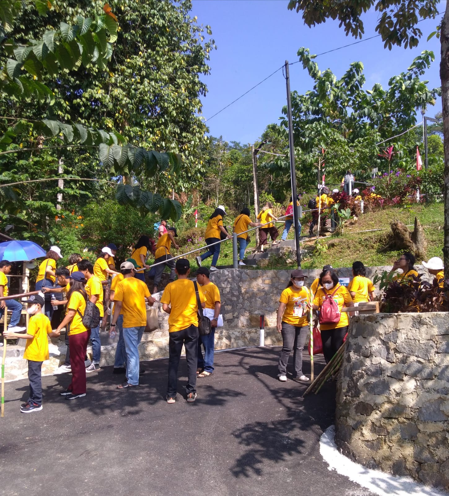 Jalan menanjak mengawali menuju lokasi jalan salib di GM Melung